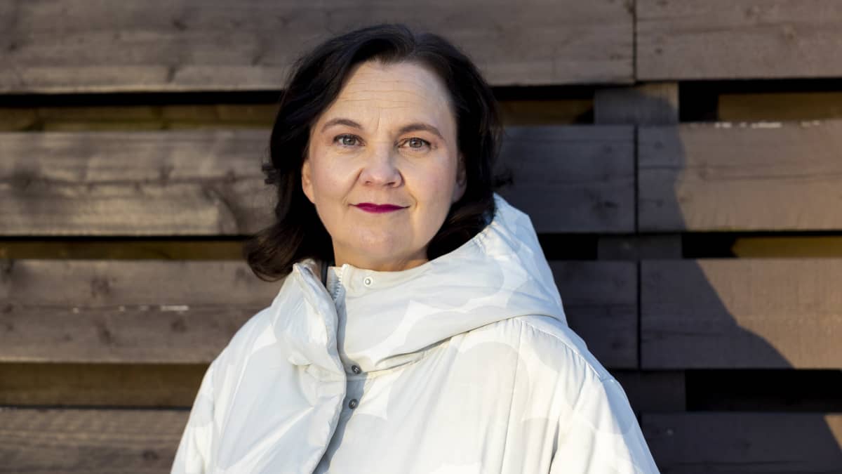 Hybridiosaamiskeskuksen tutkimusjohtaja Hanna Ilona Smith kuvattavana  kotipihallaan Espoon Laajalahdessa.