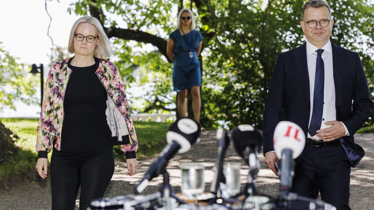 Pääministeri Petteri Orpo (kok.) ja valtiovarainministeri Riikka Purra (ps.) vastasivat median kysymyksiin Kesärannassa Helsingissä 12. heinäkuuta 2023.