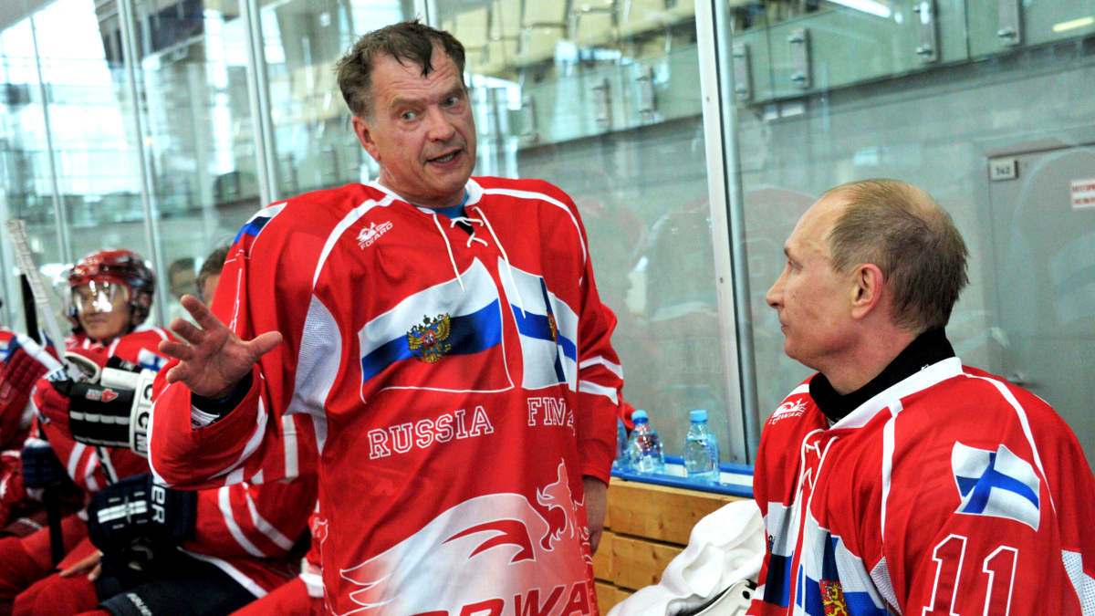 Suomen presidentti Sauli Niinistö ja Venäjän presidentti Vladimir Putin pelaavat jääkiekkoa. Kuvassa he juttelevat vaihtoaitiossa.
