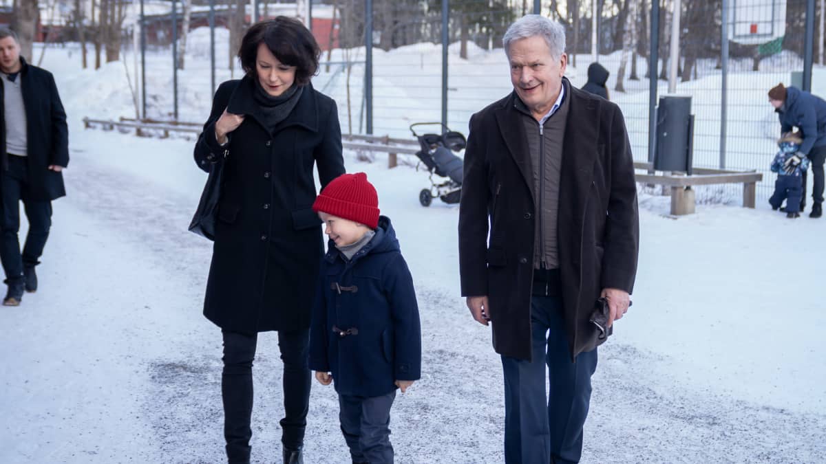 Tasavallan presidentti Sauli Niinistö kävelemässä perheineen äänestyspaikalle.