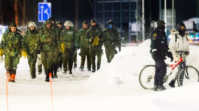 Maahanmuuttaja (oik.) saapuu polkupyörän kanssa Vartiuksen raja-asemalle Kuhmossa Itä-Suomessa 19. marraskuuta 2023.